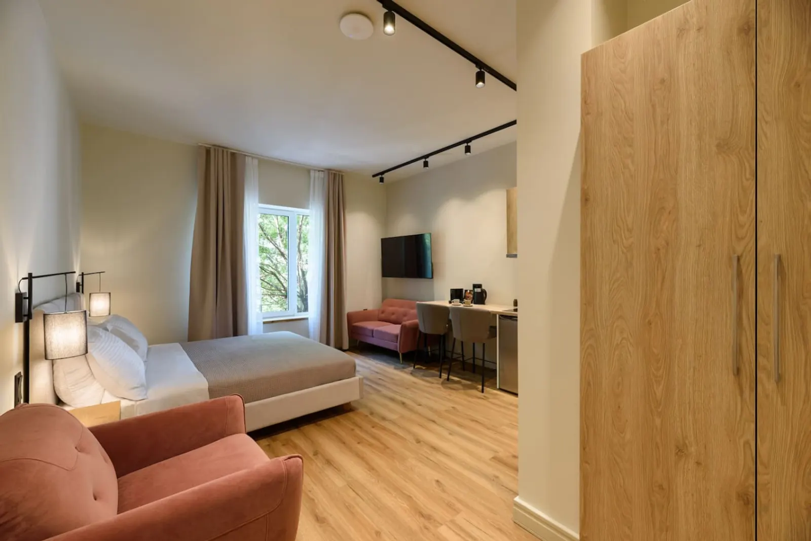 B2-Deluxe Queen Suite interior, photo 5