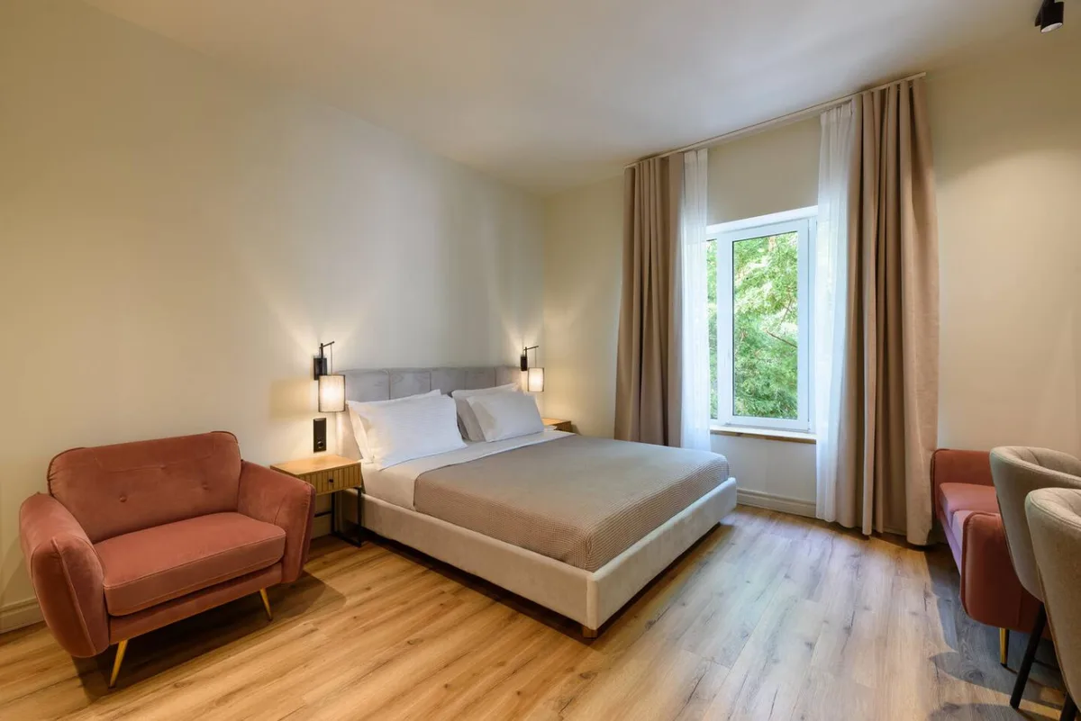 B2-Deluxe Queen Suite interior