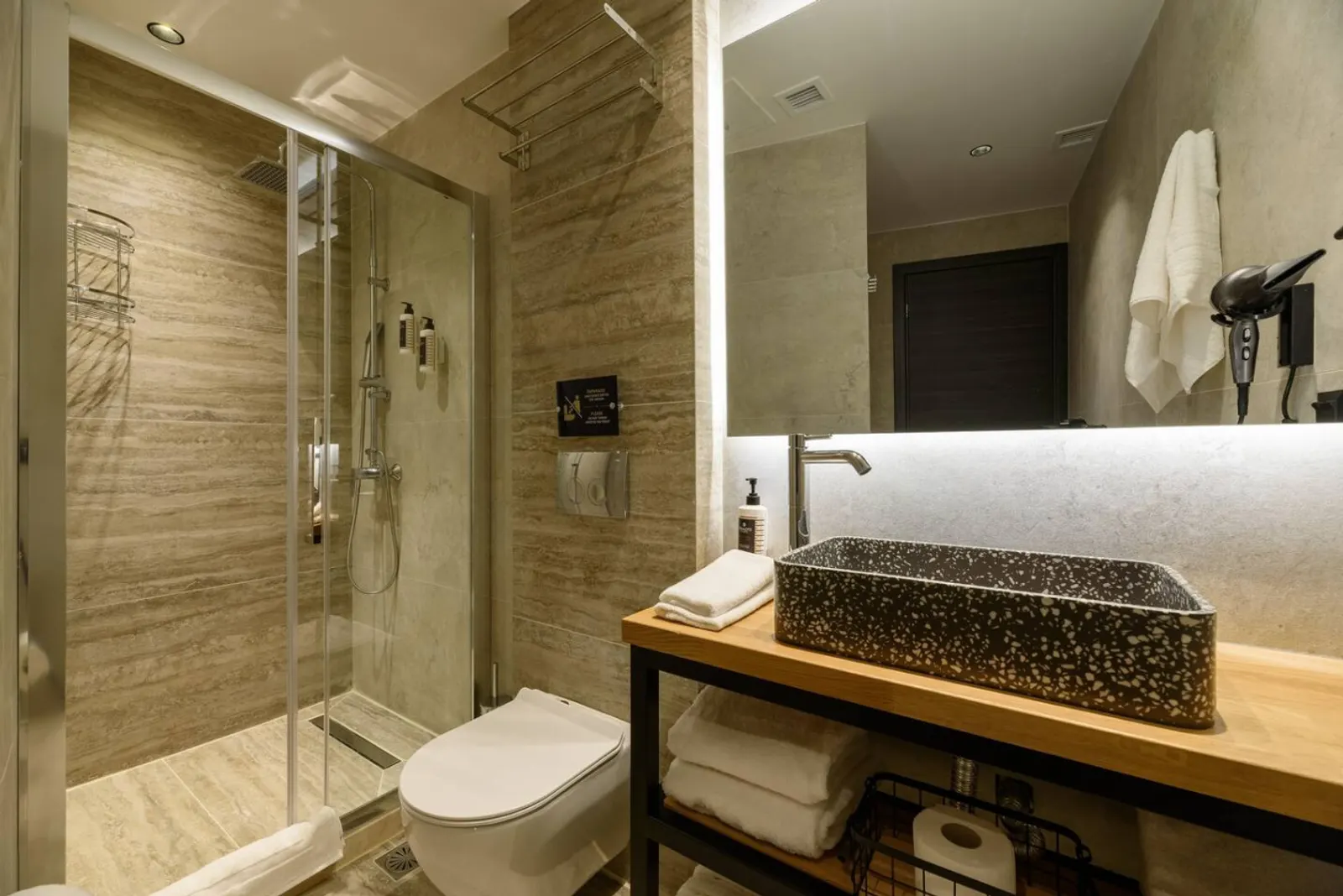 B3-Deluxe Queen Suite interior, photo 3