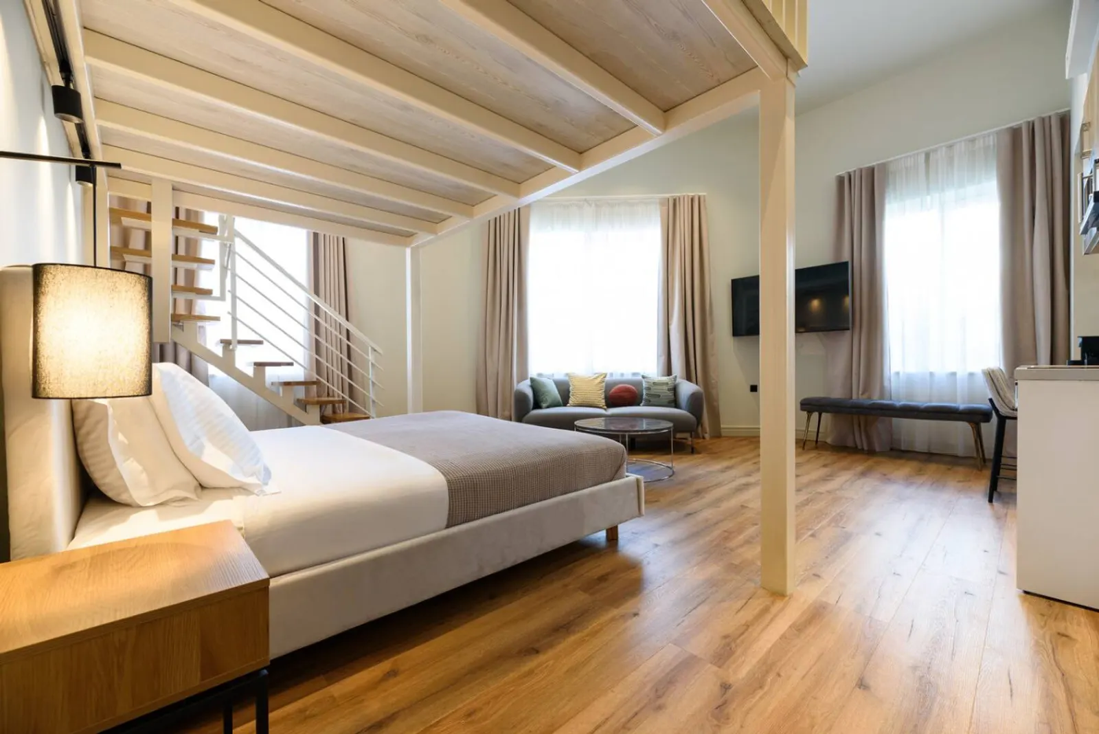 B5-Executive Suite interior, photo 2